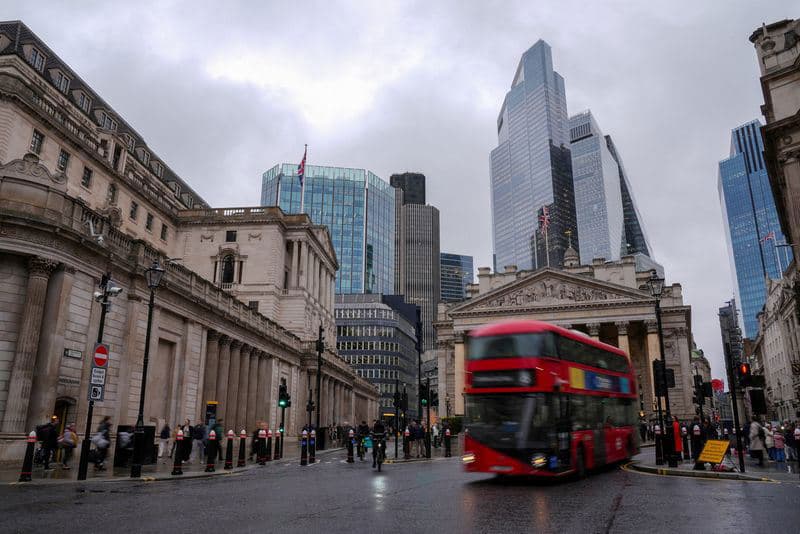 Bank of England Votes Narrowly to Hold Rates, Signals Potential Reduction Ahead