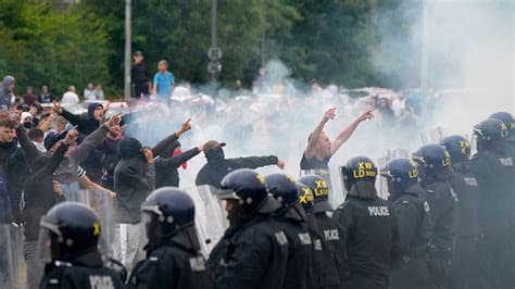 Five Arrested as Fresh Anti-Immigration Protests Break Out in UK