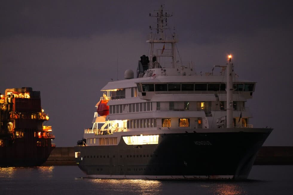 Cruise Ship Hit by Hantavirus Outbreak Arrives in Tenerife