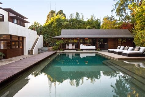 Hollywood Has Spent Over $603 Million Trying to Get Matt Damon Home