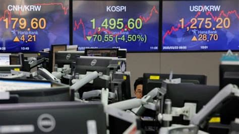 South Korea Stocks Fall More Than 4%, Triggering Temporary Halt in Trading