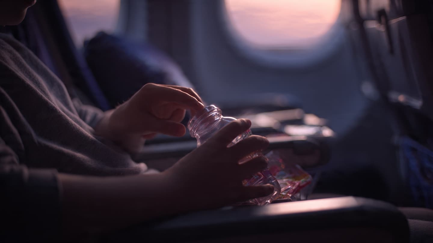 The Sound of Wrappers in the Sky: How One Airplane Moment Became a Debate About Courtesy and Care