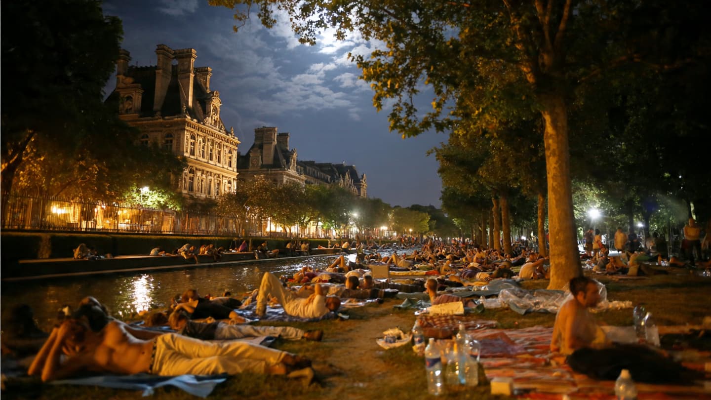Paris Residents Sleep in Parks as Heatwave Continues