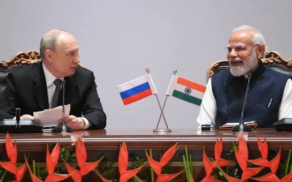 Russia Turns to India for Gasoline as Drone Strikes Cut Output by 25%