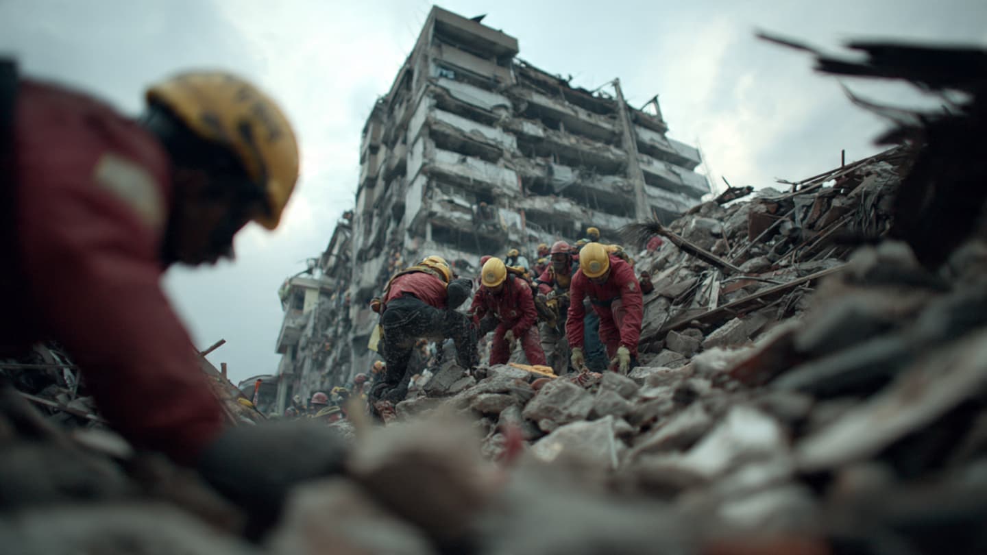 Beneath the Rubble, Rescue Teams Search Against Time and Uncertainty
