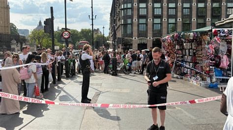 Met Police officers hurt after boat strikes Westminster Bridge