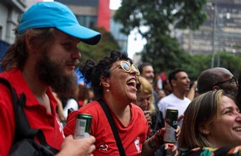Brazilian Students in Rio March Against Prospect of Another Bolsonaro Presidency