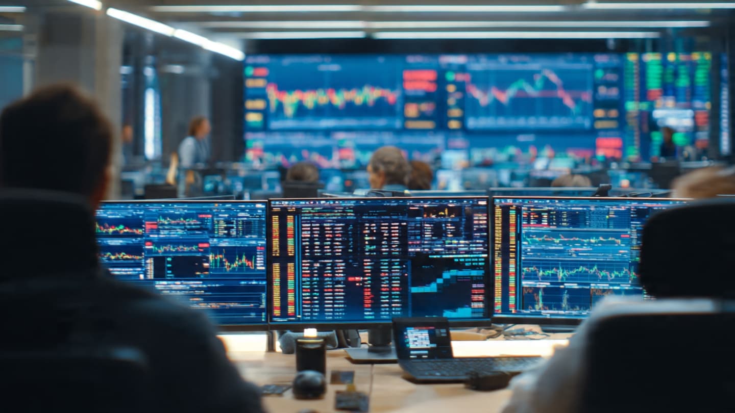 Across Global Markets, Investors Wait Beneath Summer Skies for Signals From America's Economy