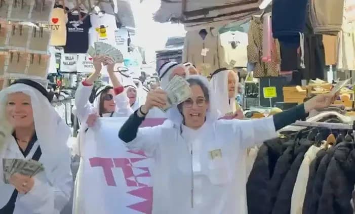 Protesters Dress as Qatari Sheikhs to Oppose Benjamin Netanyahu