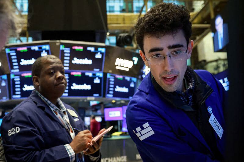Wall Street Indexes Decline Amid Concerns Over Middle East Conflict and Interest Rates