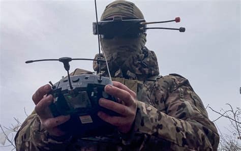 Ukrainian Drone Operators Hunt Down and Destroy Camouflaged Russian 2S19 Msta-S Artillery