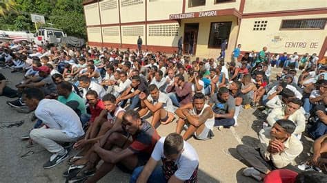 Venezuelan Inmates Occupy Prison Roof and Set Fire to Mattresses in Protest Against Abuses