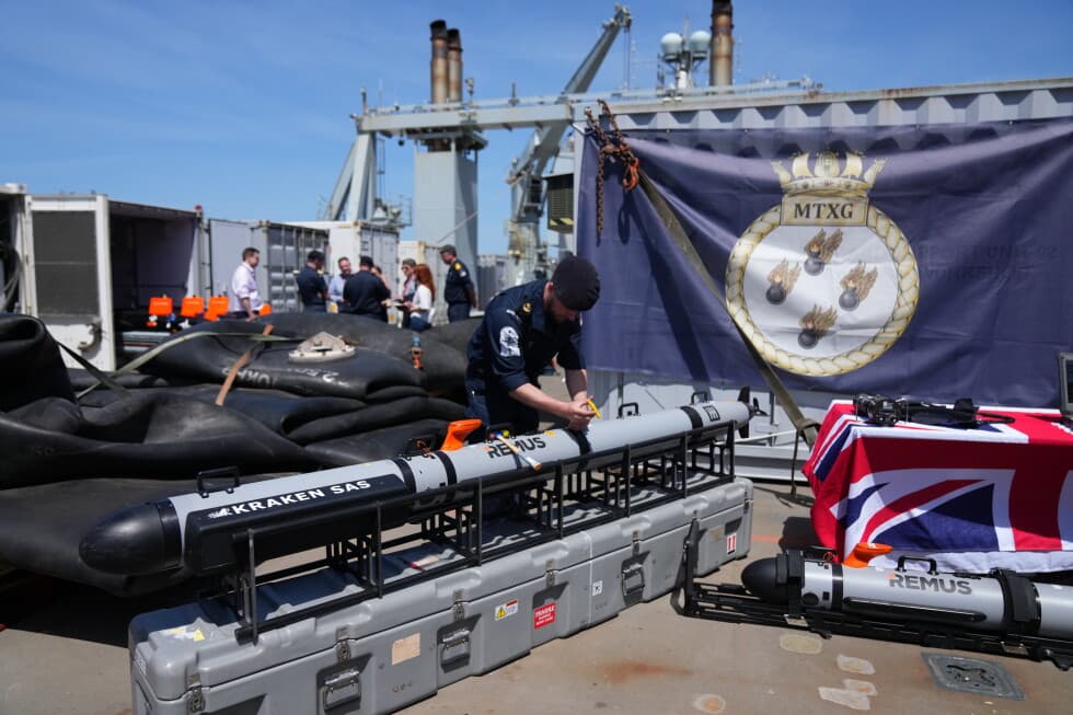 Britain's Navy Prepares to Clear Mines in the Strait of Hormuz While Awaiting Peace Deal