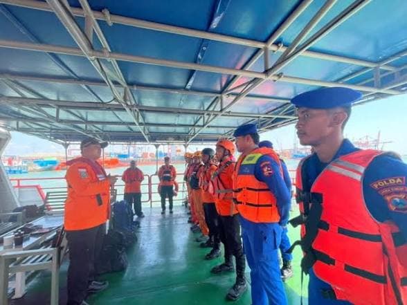 Blaze Engulfs Indonesian Passenger Ferry Off Java, at Least Five Dead Blaze Engulfs Indonesian Passenger Ferry Off Java, at Least Five Dead