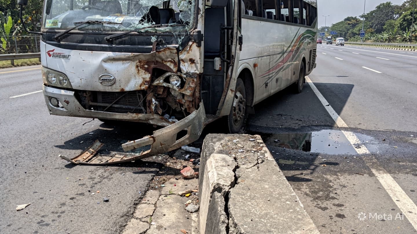 Cipali Toll Road Accident: One Passenger Dead After Bus Hits Concrete Divider Today Cipali Toll Road Accident: One Passenger Dead After Bus Hits Concrete Divider Today