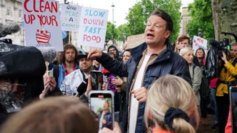 Jamie Oliver Calls for Chewing Gum Ban on British Streets, Saying It “Ruins” Them Jamie Oliver Calls for Chewing Gum Ban on British Streets, Saying It “Ruins” Them