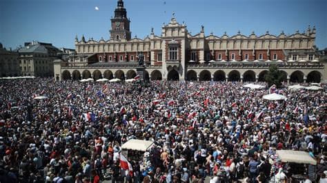 Poland’s Main Opposition Collapses Over Far-Right Slide Poland’s Main Opposition Collapses Over Far-Right Slide