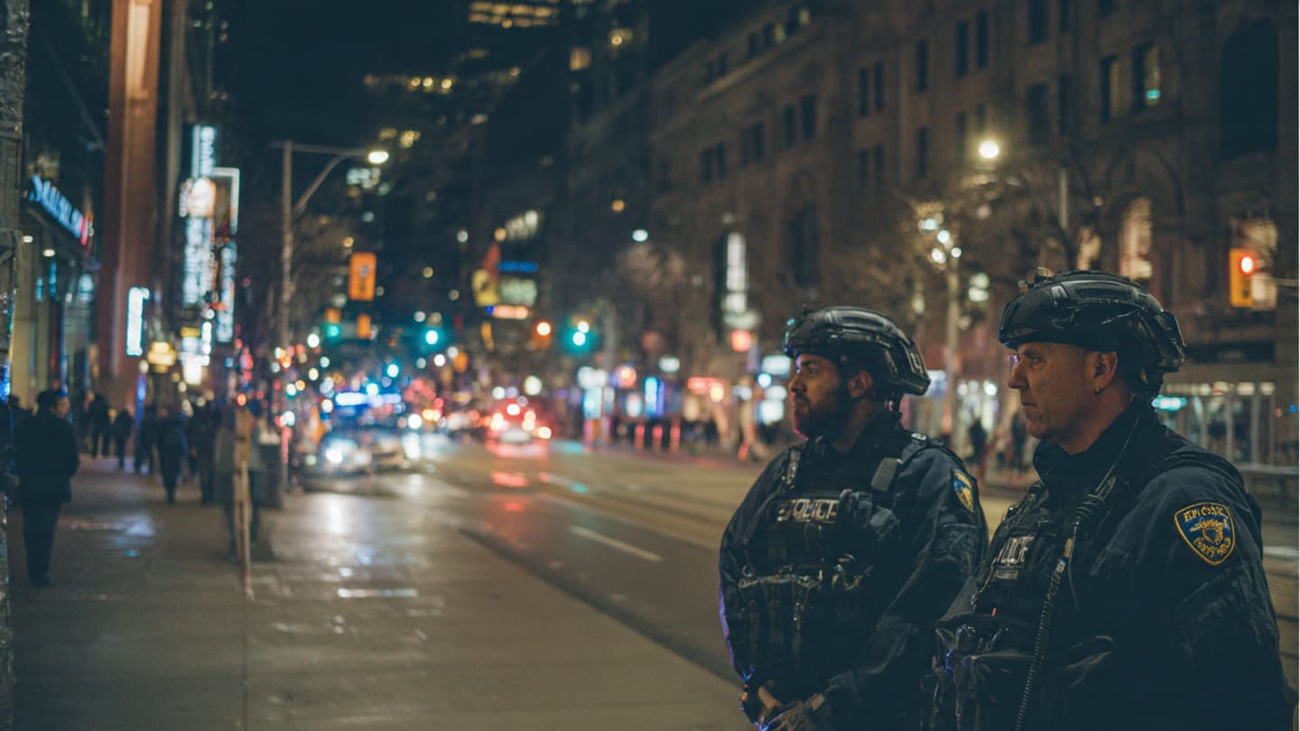 Through Crowded Sidewalks and Flashing Sirens, Toronto Investigators Search Following Fatal Evening Stabbing Incident Through Crowded Sidewalks and Flashing Sirens, Toronto Investigators Search Following Fatal Evening Stabbing Incident
