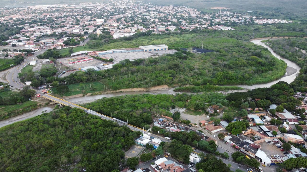 Commercial Flight Vanishes Before Crashing in Colombia, Killing All 15 People on Board, Including Congressman Commercial Flight Vanishes Before Crashing in Colombia, Killing All 15 People on Board, Including Congressman