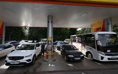 Moscow Gas Stations Impose Fuel Limits as Russian Shortage Deepens Moscow Gas Stations Impose Fuel Limits as Russian Shortage Deepens