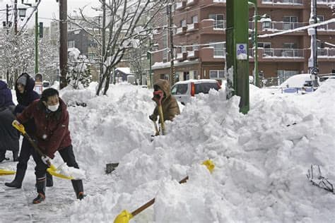 Heavy Snow Continues to Batter Northern Japan Heavy Snow Continues to Batter Northern Japan