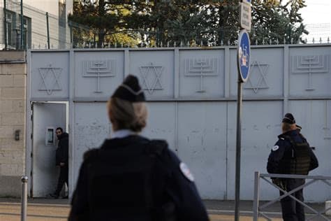About 300 evacuated from Paris Jewish suburb after suspicious car found near synagogue About 300 evacuated from Paris Jewish suburb after suspicious car found near synagogue