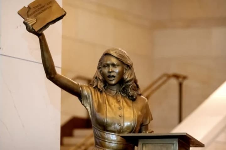 U.S. Capitol Unveils Statue of Teen Civil Rights Icon Barbara Rose Johns, Taking Robert E. Lee's Spot U.S. Capitol Unveils Statue of Teen Civil Rights Icon Barbara Rose Johns, Taking Robert E. Lee's Spot