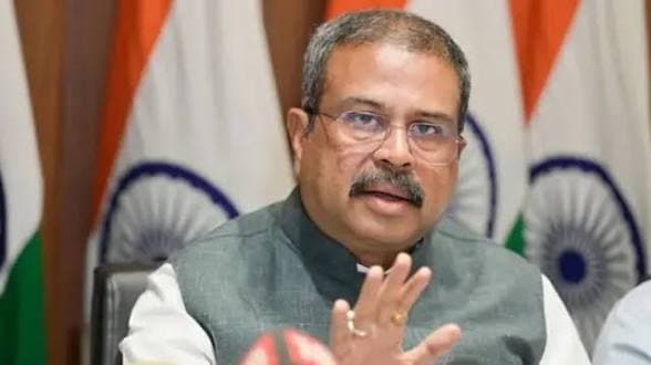 Dharmendra Pradhan: India’s “Cockroach” Protesters Call Off Strike as Education Minister Resigns Dharmendra Pradhan: India’s “Cockroach” Protesters Call Off Strike as Education Minister Resigns