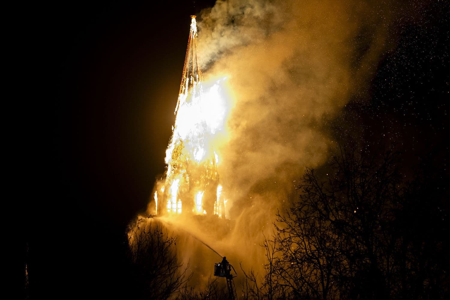 Historic Amsterdam Church Engulfed by Fire on New Year's Eve Historic Amsterdam Church Engulfed by Fire on New Year's Eve