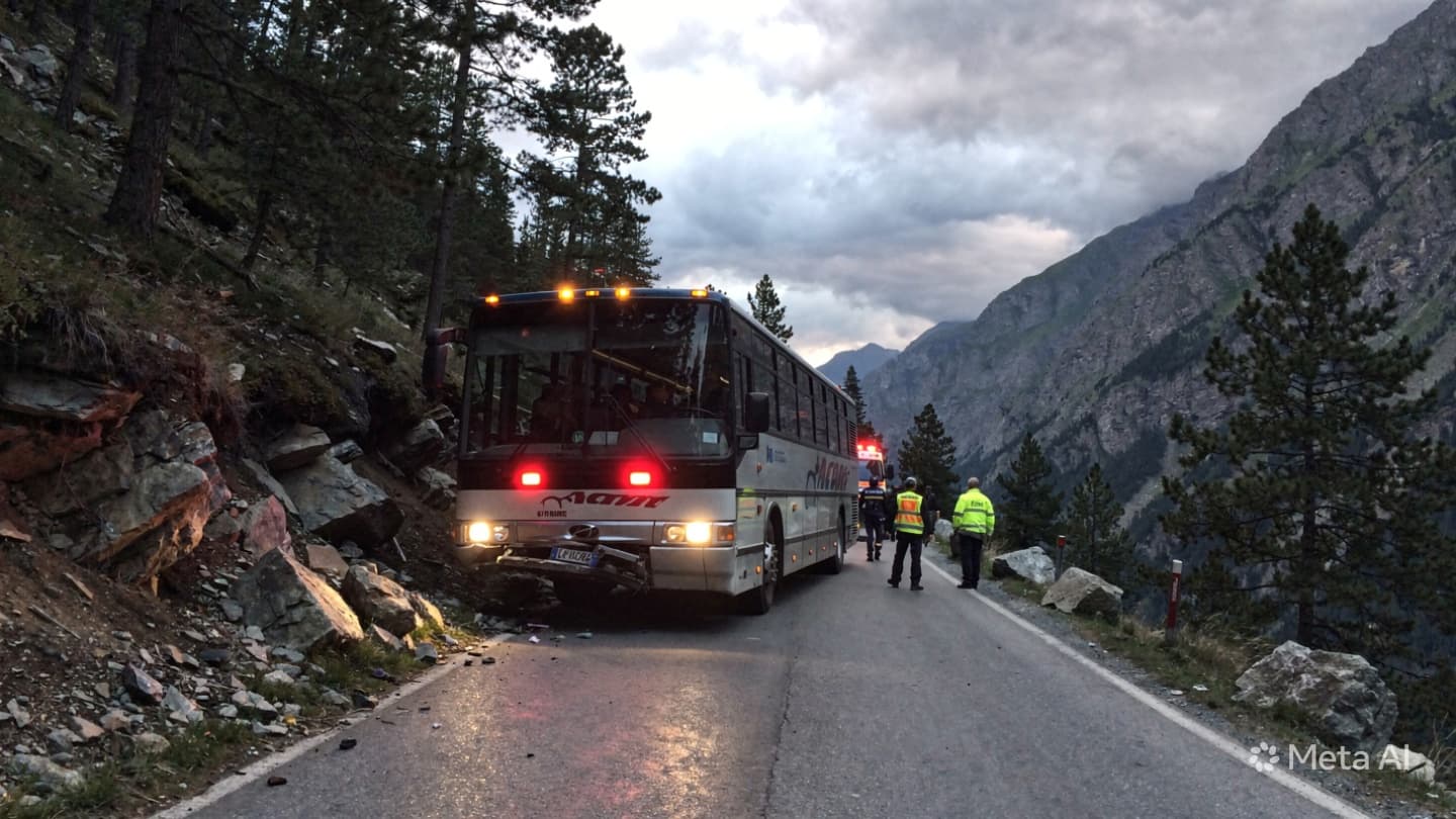 Guizhou Bus Tragedy: Three Killed and Many Injured in Collision During Transit Through Province Guizhou Bus Tragedy: Three Killed and Many Injured in Collision During Transit Through Province