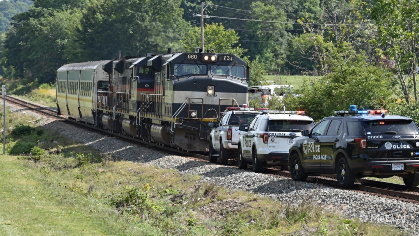 Fatal Collision in East Java: Two Motorcyclists Killed After Striking Train at Unmanned Crossing Fatal Collision in East Java: Two Motorcyclists Killed After Striking Train at Unmanned Crossing