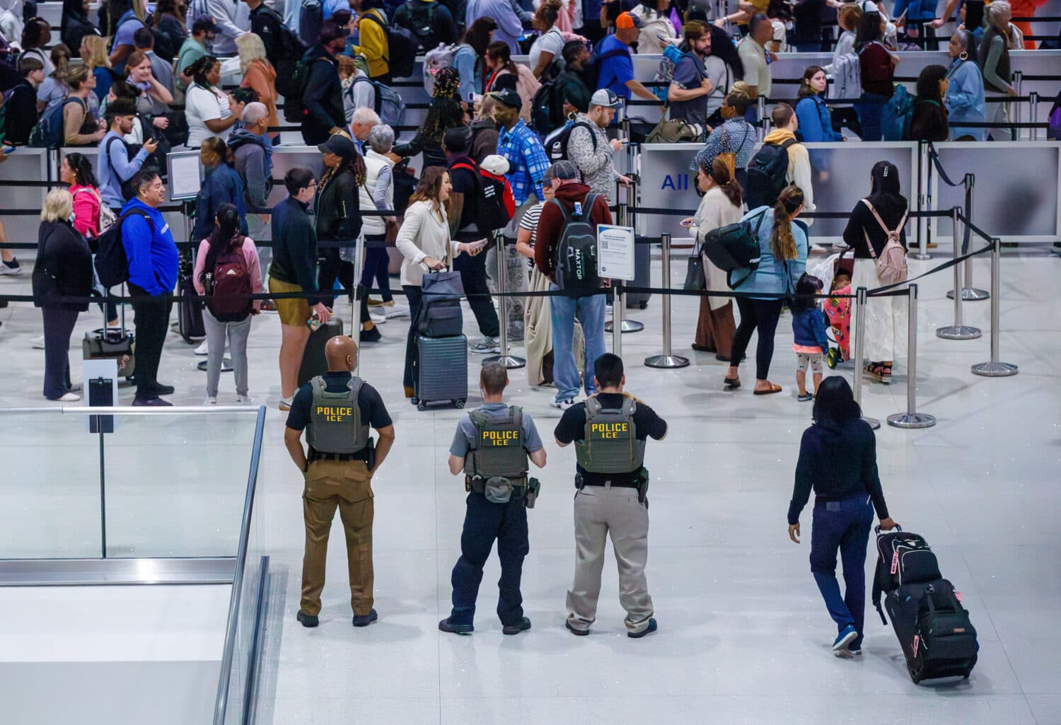 Unprecedented Deployment of ICE Agents in 14 U.S. Airports: Emergency Measure Amid TSA Paralysis Unprecedented Deployment of ICE Agents in 14 U.S. Airports: Emergency Measure Amid TSA Paralysis