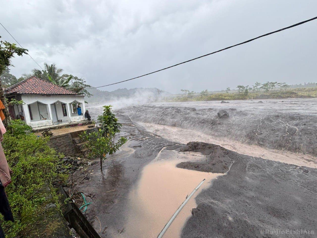 Hot Lahar Floods From Mount Semeru Enter Residential Areas in Sumber Langsep, Lumajang — Several Zones Isolated Hot Lahar Floods From Mount Semeru Enter Residential Areas in Sumber Langsep, Lumajang — Several Zones Isolated