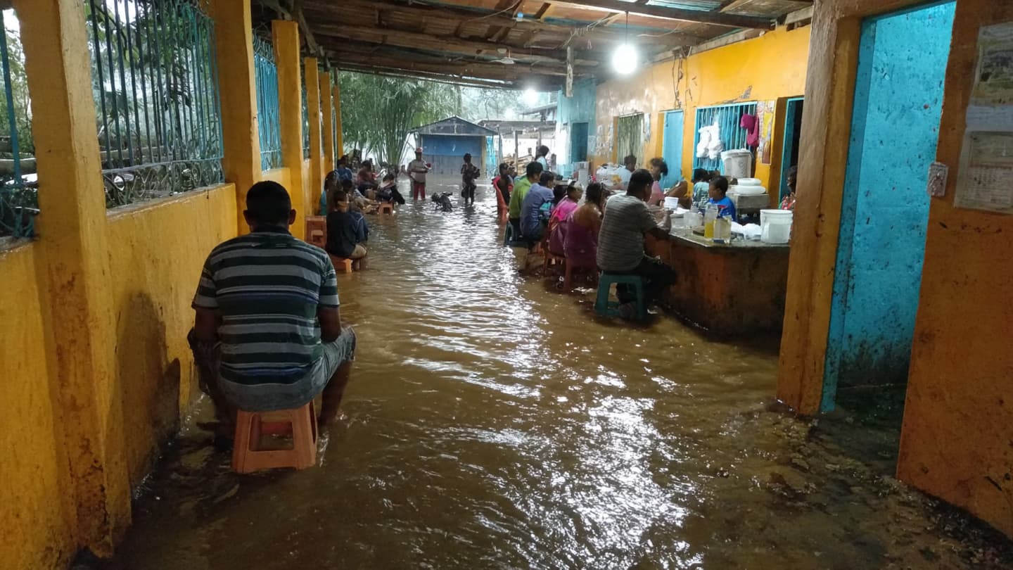 Between Darkened Skies And Submerged Roads, Olancho Families Endured Another Storm-Filled Evening Together Recently Between Darkened Skies And Submerged Roads, Olancho Families Endured Another Storm-Filled Evening Together Recently