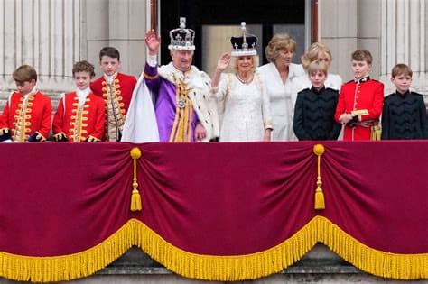 Norway’s Royal Family Waves to Crowds From Palace Balcony After King Harald’s Funeral Norway’s Royal Family Waves to Crowds From Palace Balcony After King Harald’s Funeral