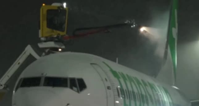 De-Icing Operations Under Threat at Schiphol Airport; 585 Flights Canceled, 325 Delayed De-Icing Operations Under Threat at Schiphol Airport; 585 Flights Canceled, 325 Delayed