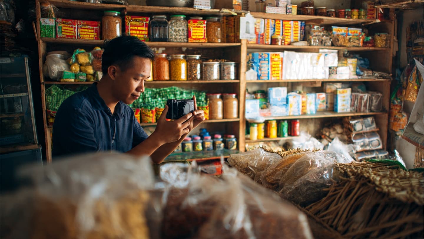 Between Screens and Morning Streets, Indonesia’s Digital Economy Finds New Momentum Through Everyday Online Commerce and Services Between Screens and Morning Streets, Indonesia’s Digital Economy Finds New Momentum Through Everyday Online Commerce and Services