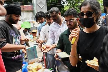 Supporters across India send food via delivery apps to sustain the “Cockroach” protest Supporters across India send food via delivery apps to sustain the “Cockroach” protest