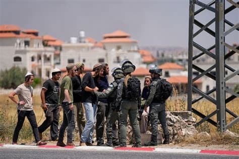 IDF Fails to Remove Settler Extremists Besieging Palestinian Home in West Bank, Reports Say IDF Fails to Remove Settler Extremists Besieging Palestinian Home in West Bank, Reports Say