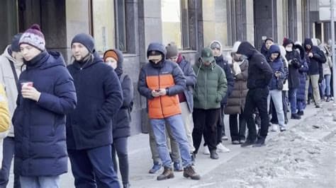 Russians Rush for Cash as War Fears Shake Banks Russians Rush for Cash as War Fears Shake Banks