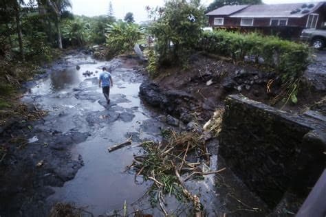 Hawaii’s Big Island Lashed by Rain and Wind as Tropical Storm Lala Closes In Hawaii’s Big Island Lashed by Rain and Wind as Tropical Storm Lala Closes In