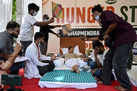 Sonam Wangchuk, Indian Activist on Hunger Strike, Forcibly Taken to Hospital After 20 Days Sonam Wangchuk, Indian Activist on Hunger Strike, Forcibly Taken to Hospital After 20 Days