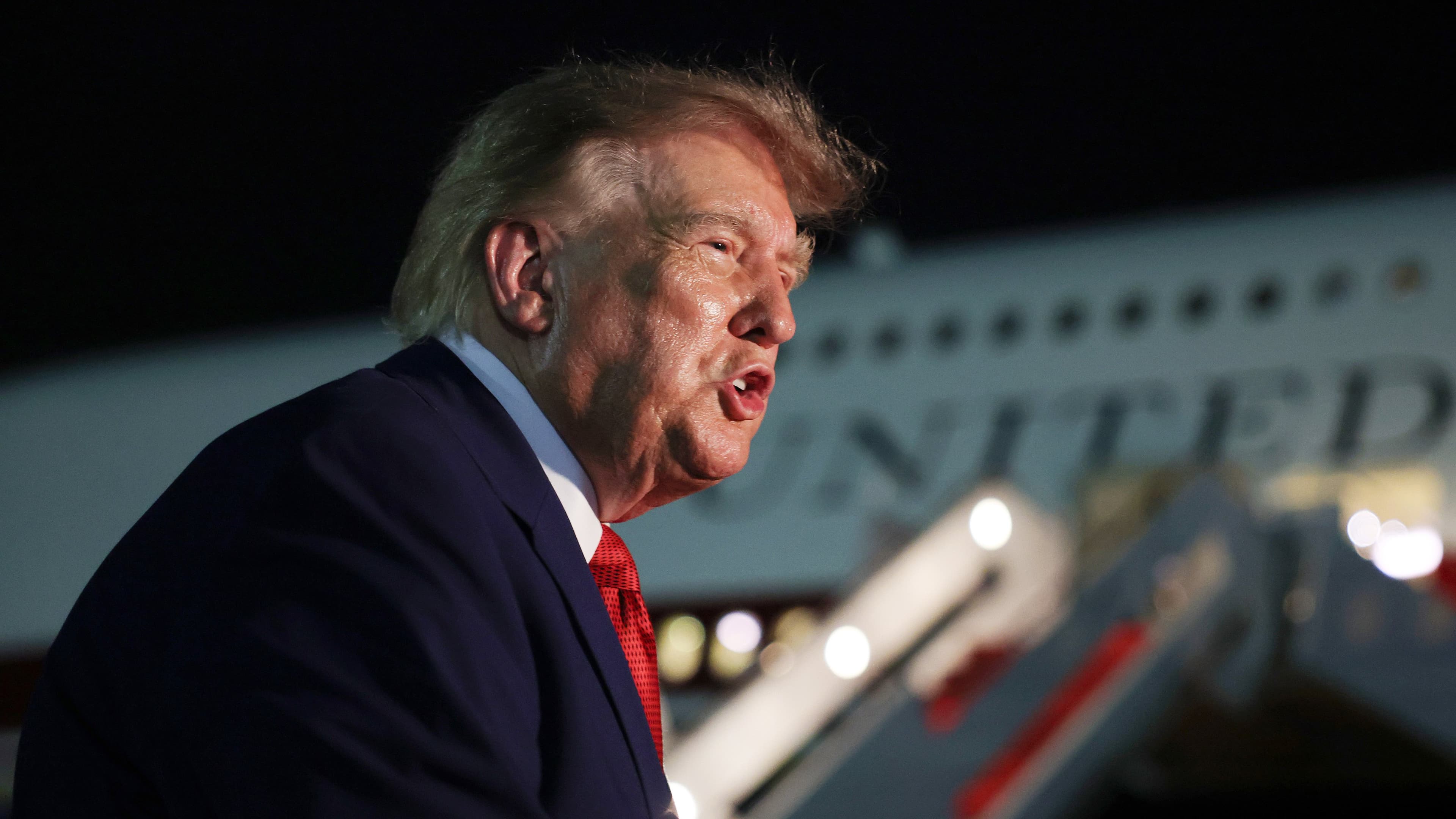 Poll Shows Trump Approval Rating Reaches New Low Poll Shows Trump Approval Rating Reaches New Low