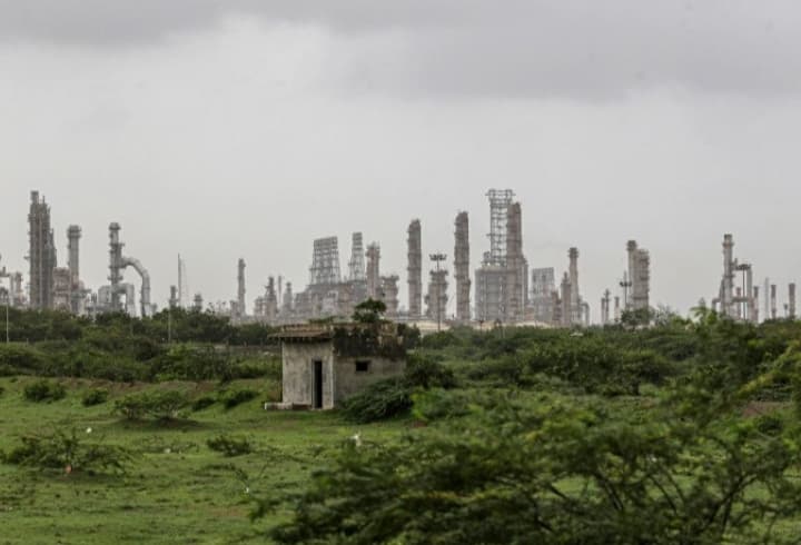 India’s Largest Refinery Quietly Restarts Russian Oil Imports After US Sanctions India’s Largest Refinery Quietly Restarts Russian Oil Imports After US Sanctions