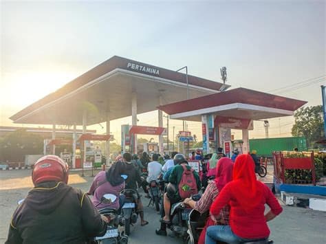 Indonesia’s Bali hit by fuel crisis as huge queues form at petrol stations Indonesia’s Bali hit by fuel crisis as huge queues form at petrol stations