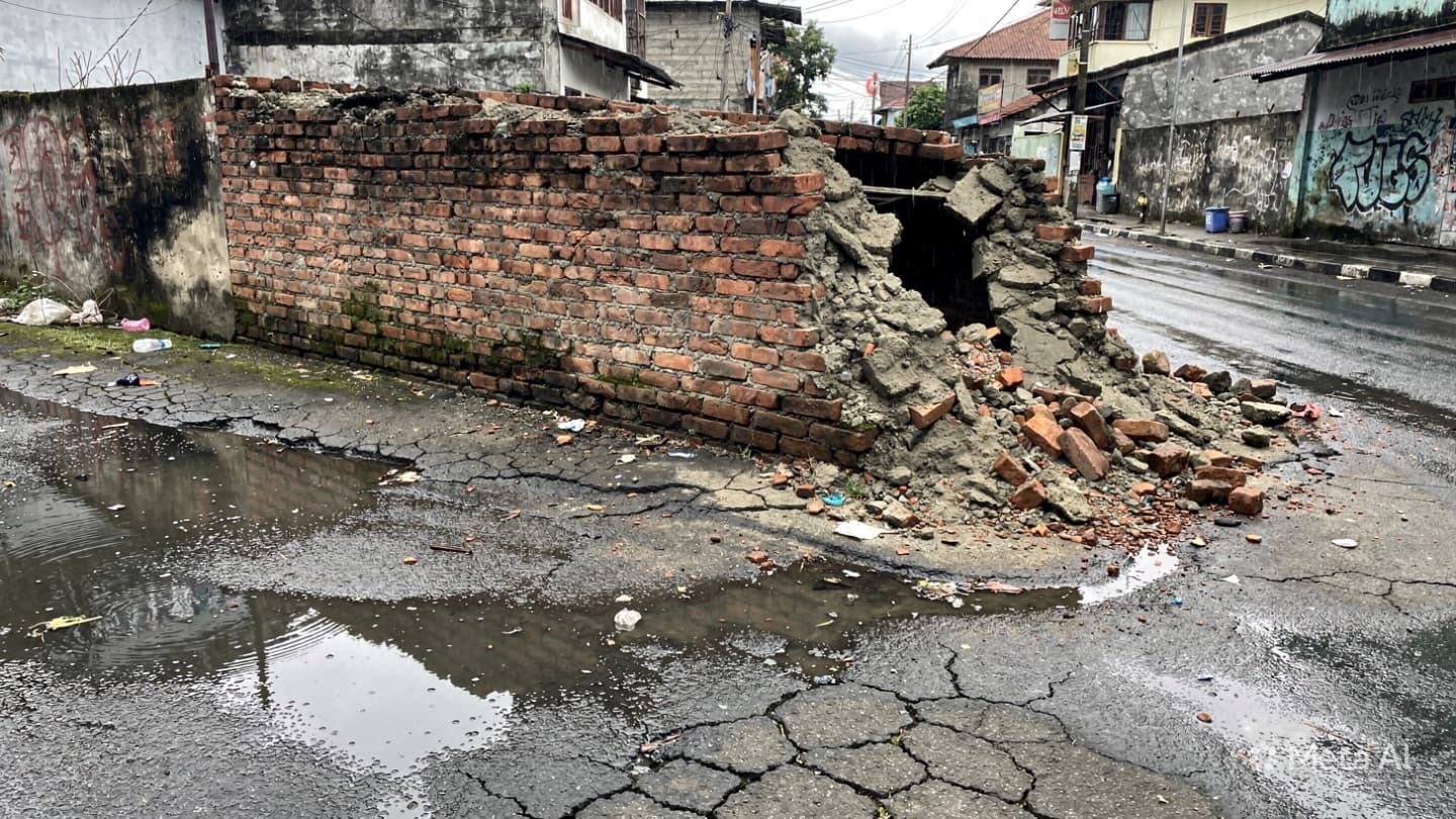 Fatal Rainy Day Incident: Wall Collapse in Pontianak Claims One Life Following Severe Storms Fatal Rainy Day Incident: Wall Collapse in Pontianak Claims One Life Following Severe Storms