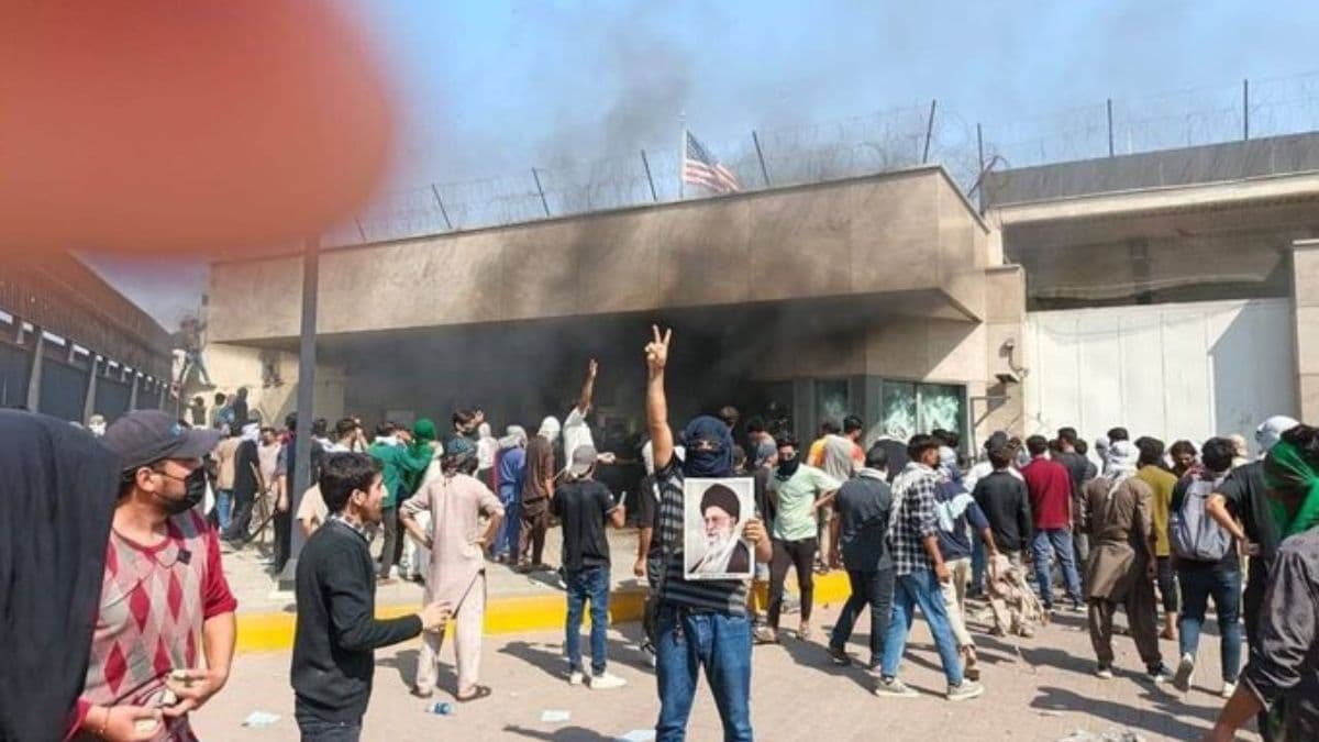 Violent Clashes Erupt at U.S. Consulate in Karachi Following Death of Iran’s Supreme Leader Violent Clashes Erupt at U.S. Consulate in Karachi Following Death of Iran’s Supreme Leader