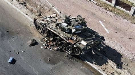 Russian crew abandons T-72 tank due to lack of fuel; Ukrainian troops turn it against Moscow Russian crew abandons T-72 tank due to lack of fuel; Ukrainian troops turn it against Moscow