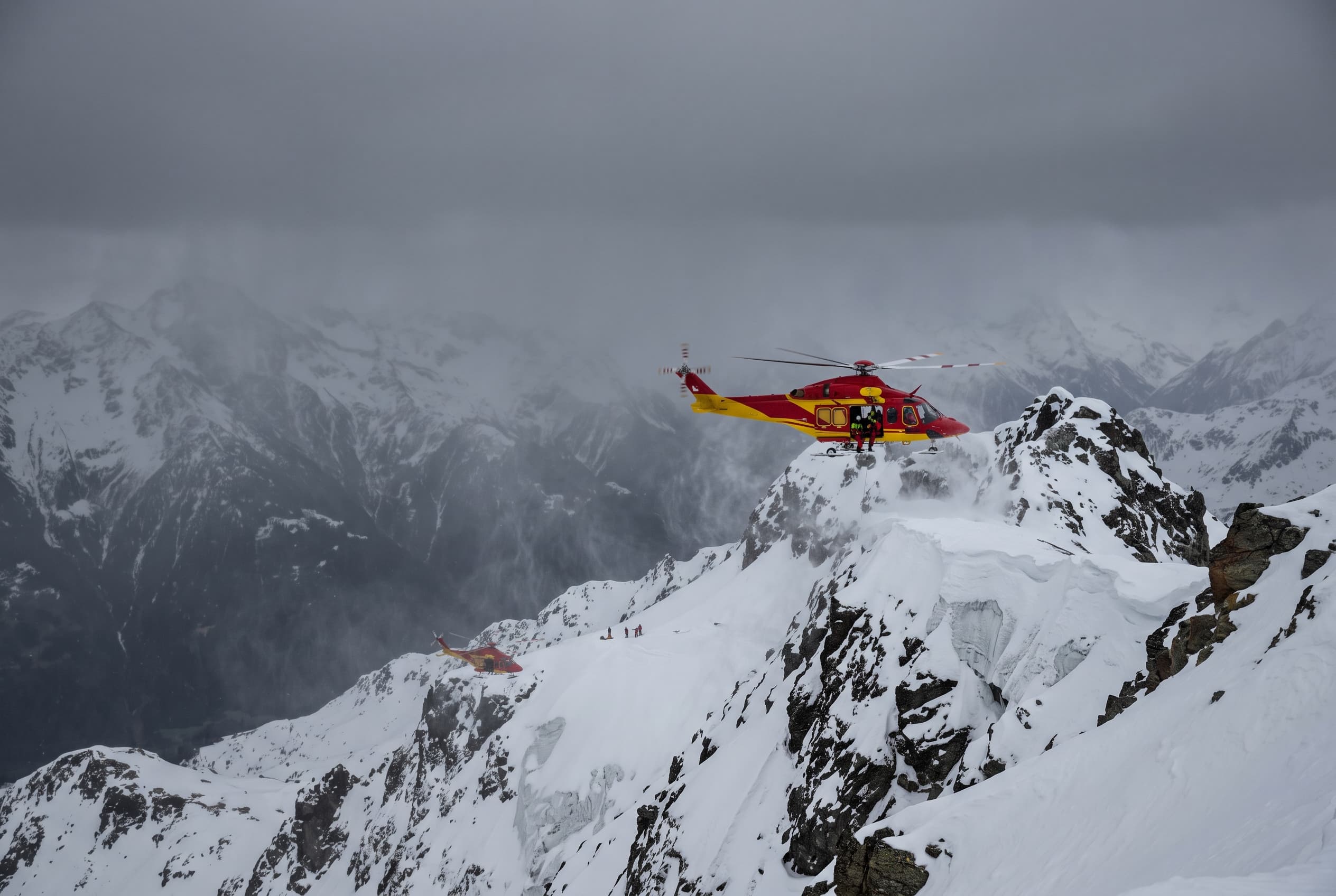 Swiss Alps Alpine Tragedy: Unexpected Late-Season Blizzard Traps and Kills Two Experienced Mountaineers Swiss Alps Alpine Tragedy: Unexpected Late-Season Blizzard Traps and Kills Two Experienced Mountaineers