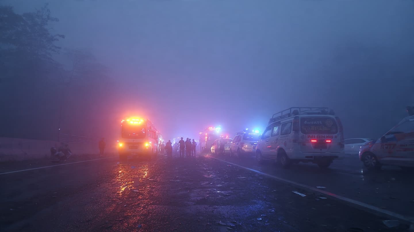 Fog Closes Roads, Collisions Come and Go on the Semarang–Solo Toll Road Fog Closes Roads, Collisions Come and Go on the Semarang–Solo Toll Road